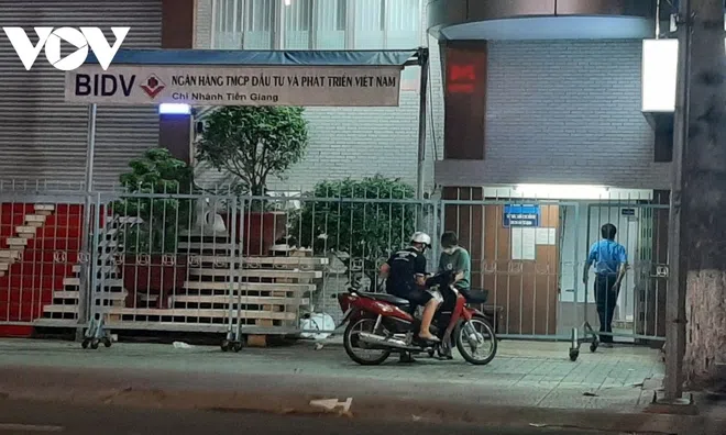 Phong tỏa khẩn cấp ngân hàng có nữ nhân viên nghi nhiễm SARS-CoV-2