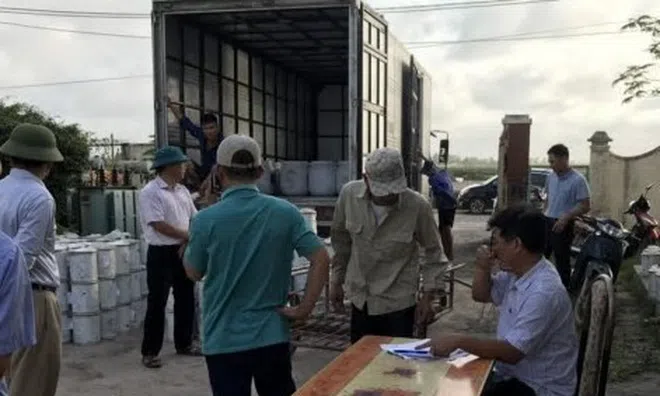 Mang hóa chất chống dịch được cấp cho dân đem bán, hai cán bộ bị khởi tố