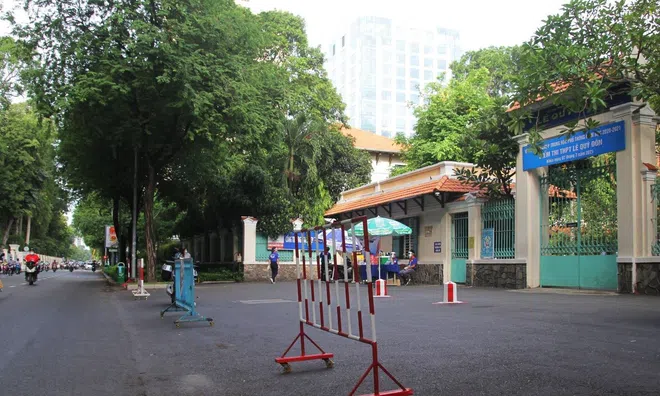 Thí sinh dự thi tốt nghiệp THPT đột nhiên ngất xỉu, test nhanh dương tính với COVID-19