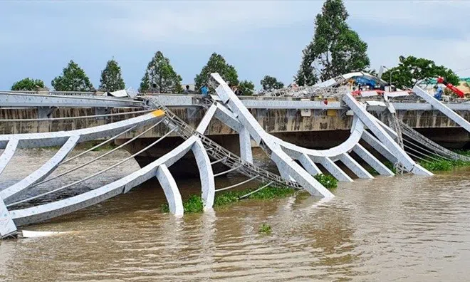 Sóc Trăng: Giàn đèn trang trí tiền tỉ trên cầu Maspero bất ngờ đổ sập