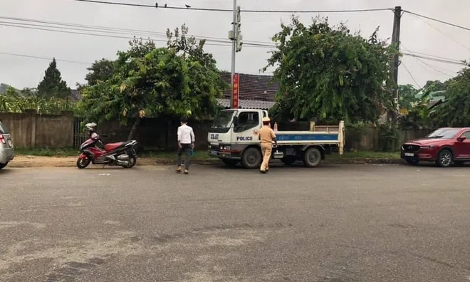 Trung tá CSGT dùng xe chuyên dụng chở nam sinh vượt quãng đường 15km về lấy giấy dự thi