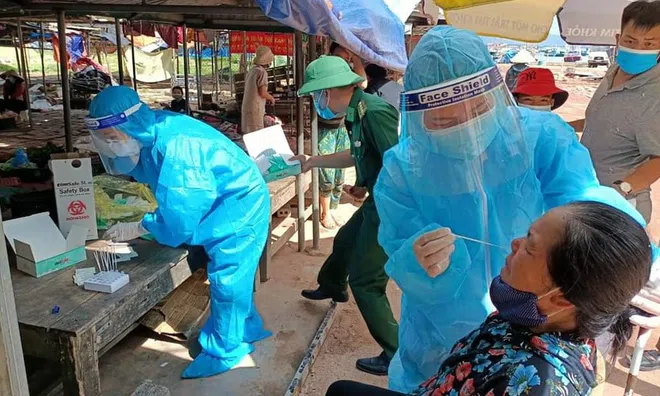 Vụ nữ nhân viên nhà hàng đang cách ly tại nhà vẫn tự do đi lại: Kỷ luật trạm trưởng y tế xã