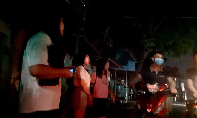 "Phố đèn đỏ" nhộn nhịp tại Hà Nội giữa mùa dịch