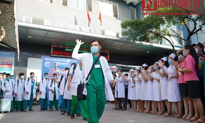 Đoàn y, bác sĩ Bình Thuận lên đường “chia lửa” cùng TP.HCM chống dịch