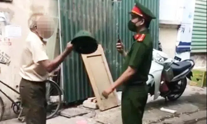 Hà Nội: Cụ ông dùng mũ cối đánh trung úy công an bị phạt 2 triệu đồng