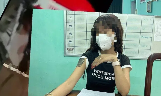 Công an làm việc với cô gái có hành vi phản cảm trên cầu Trường Tiền