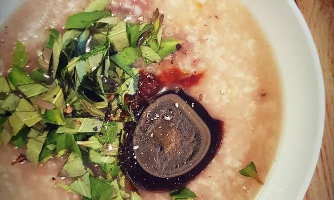 Món ngon cuối tuần: Cháo thịt bò rau răm vừa ngon vừa bổ