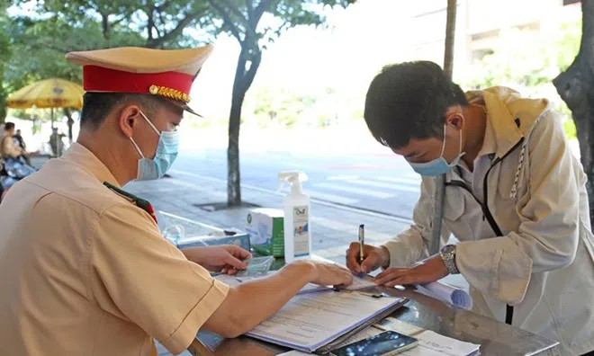 Hà Nội tiếp tục xử phạt nhiều trường hợp ra đường không lý do chính đáng