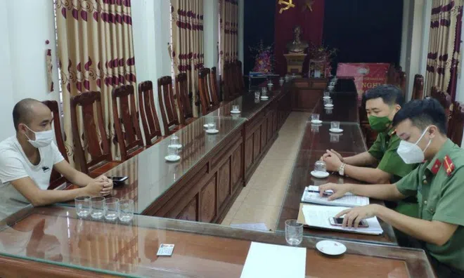 Triệu tập thanh niên livestream hơn 28 phút xúc phạm, chửi bới công an