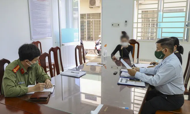 Xử phạt cô gái trẻ đăng tin được tiêm vắc xin nhờ "ba chồng quyền lực"