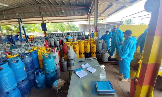 Gas tăng giá "sốc", thêm 42.000 đồng/bình 12kg