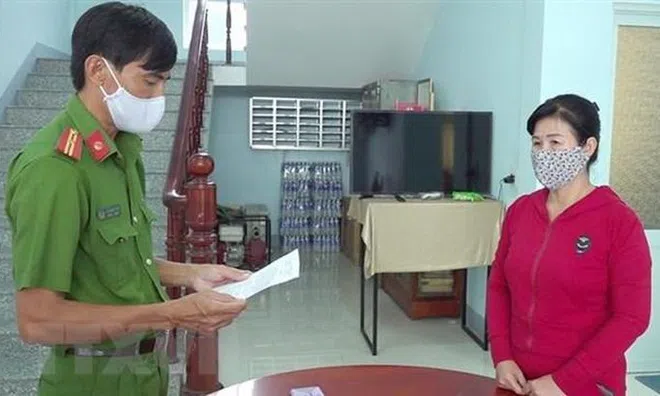 Tạm giữ hình sự người phụ nữ đánh cán bộ phòng chống dịch khi bị lập biên bản xử lý vi phạm