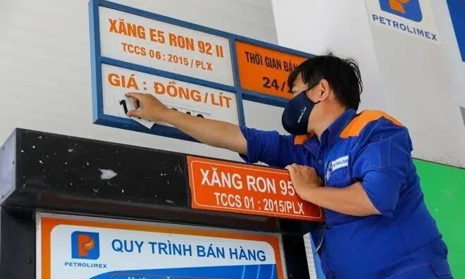 Giá xăng tăng lên mức cao nhất trong hơn 7 năm, RON 95 sắp chạm mốc 25.000 đồng/lít