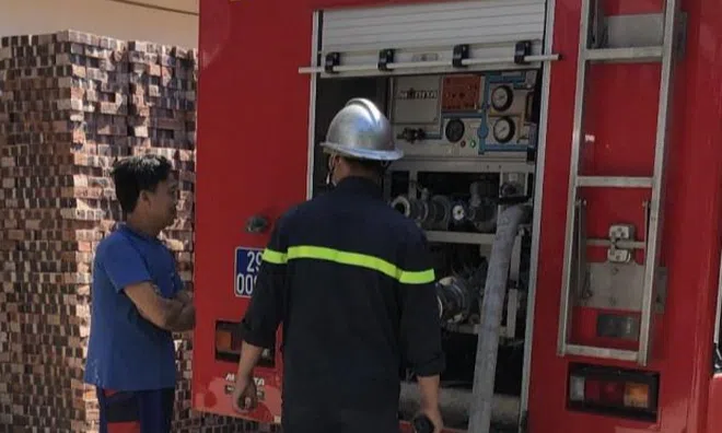 Hà Nội: Căn nhà 5 tầng bốc cháy nghi do hút thuốc lào, người đàn ông bị liệt tử vong