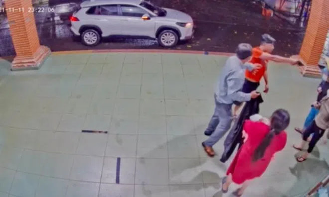 Tạm đình chỉ công tác cán bộ công an chĩa súng vào nhân viên y tế