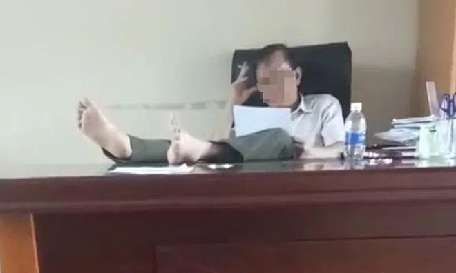 Thông tin mới nhất vụ Hạt trưởng Hạt Kiểm lâm bị "tố" gác chân lên bàn làm việc