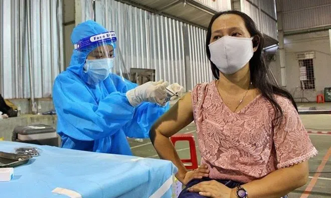 Vì sao một số người nổi hạch sau khi tiêm mũi 3 vắc-xin ngừa Covid-19?