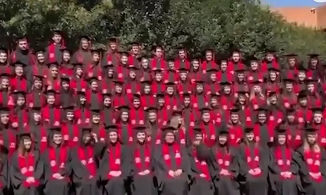 Bục sân khấu bất ngờ đổ sập khi sinh viên đang chụp kỷ yếu, 23 người bị thương