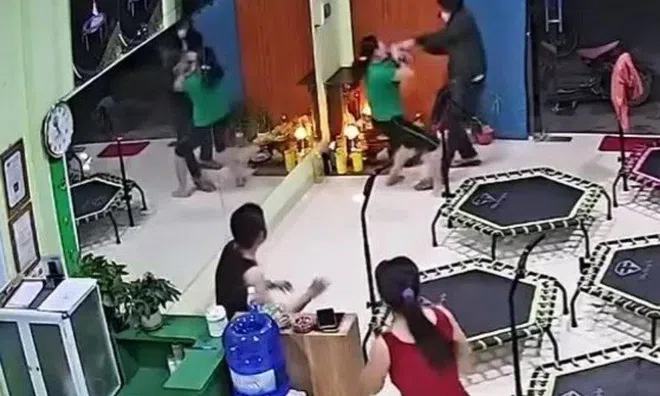 Xác minh clip người đàn ông bịt mặt, táo tợn xông vào phòng tập cướp dây chuyền