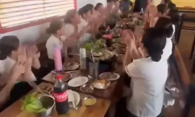 Clip nóng: Khoảnh khắc bếp ga phát nổ kinh hoàng khi nhóm học sinh đang hát mừng sinh nhật bạn