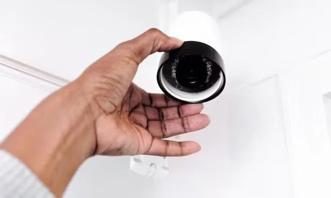 Bác sĩ lắp camera giấu kín trong bóng đèn phòng sinh, quay lén hơn 3.000 clip nhạy cảm
