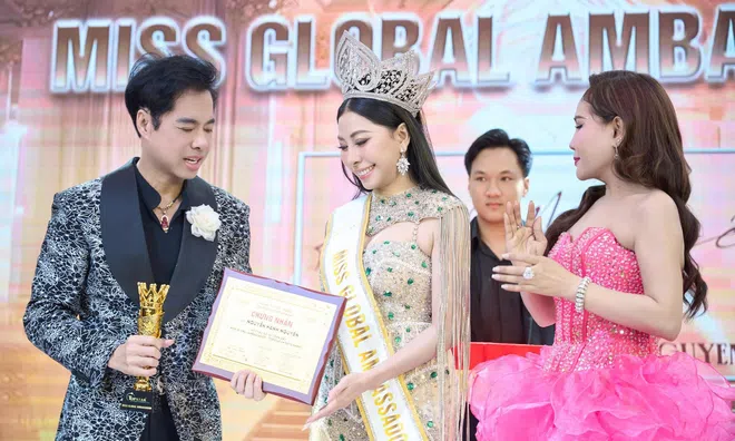 Hạnh Nguyên rơi lệ khi được đích thân Danh ca - nhạc sĩ Ngọc Sơn trao bằng chứng nhận Hoa hậu Đại sứ Toàn cầu