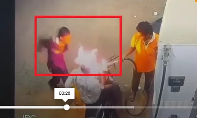 Hút thuốc lá nhưng bị ngăn cấm, người đàn ông liều lĩnh đốt luôn xe máy tại trạm xăng
