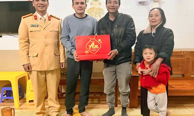 Ấm áp lời chia sẻ của người đàn ông kéo cháu bé khỏi điểm mù xe tải