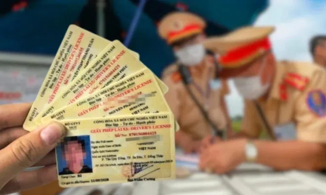 Từ 2025, lái xe máy bị phạt tới 8 triệu đồng khi dùng bằng lái xe bị trừ hết điểm