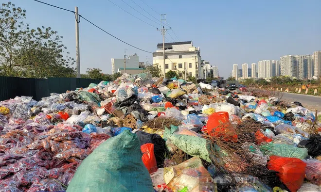 Bãi rác ngập bánh kẹo còn nguyên bao bì ở thủ phủ La Phù, Hà Nội