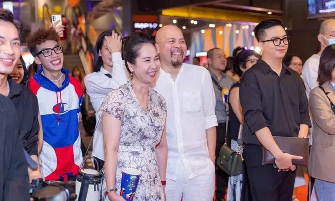 NSND Lan Hương, NSND Tự Long dành cơn mưa lời khen cho “Con Nhót mót chồng”
