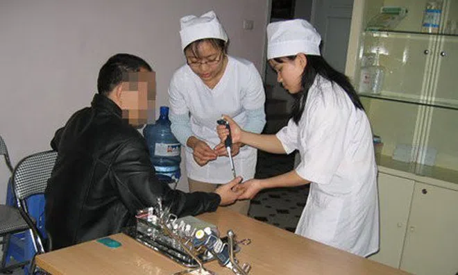 Lắp camera thấy vợ nhắn tin với người đàn ông khác, chồng chết lặng khi đem con trai đi xét nghiệm ADN