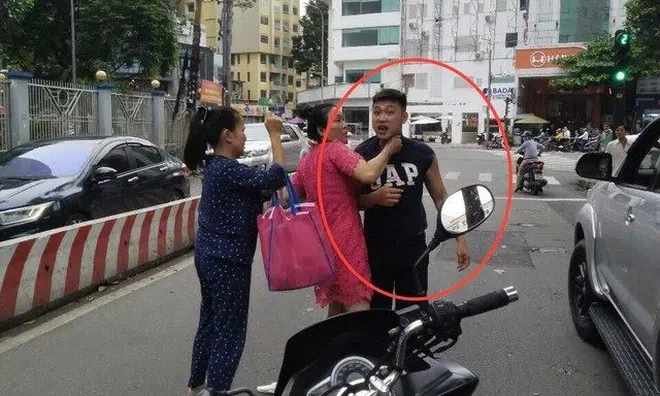 Bất ngờ lý do tài xế ô tô lao vào đánh người đi đường ở TP.HCM: Vì "thấy mặt khó chịu"