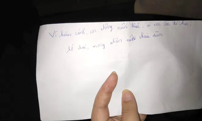 Bé gái sơ sinh bị bỏ rơi ở Quảng Nam, lời nhắn người mẹ để lại khiến ai cũng xót xa