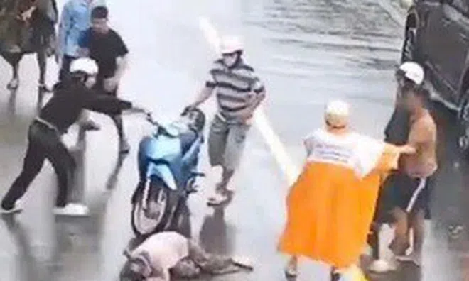 Clip: Phẫn nộ chứng kiến cảnh người đàn ông đi ô tô đuổi chém 2 cô gái trẻ ở Đồng Nai