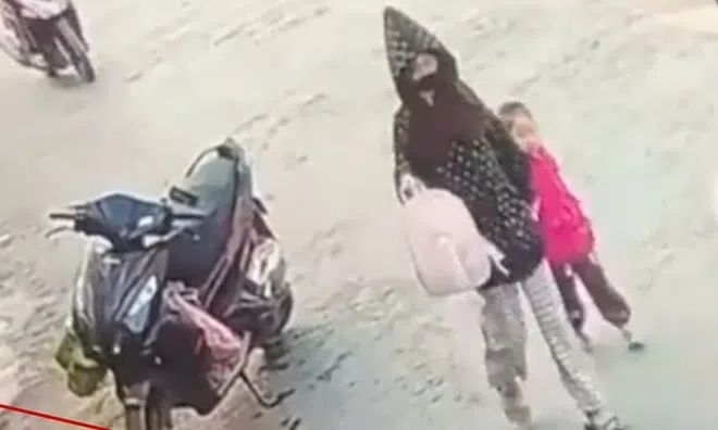 Danh tính cô gái dẫn bé gái 3 tuổi rời trường mầm non, nghi bắt cóc