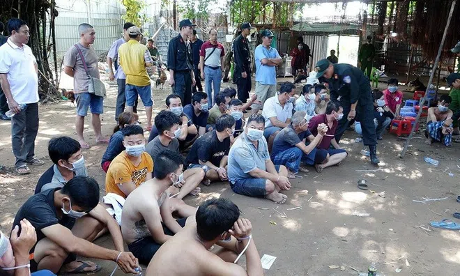 Khởi tố 30 đối tượng tham gia sòng bạc quy mô lớn