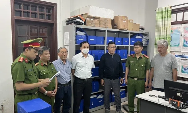 Khởi tố 2 đăng kiểm viên "phù phép" hồ sơ hoán cải tàu