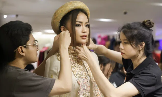 Hoa hậu Ngọc Châu, Á hậu Thanh Ngân thử trang phục dự show Đinh Văn Thơ