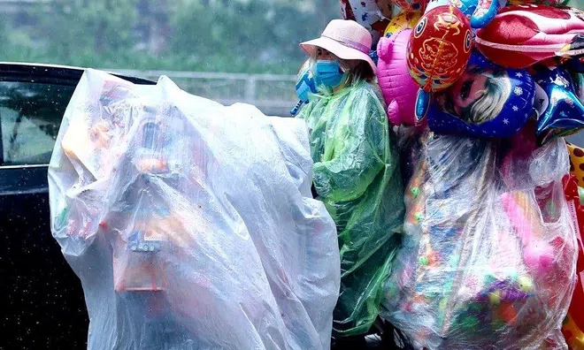 Chiều muộn, người dân Hà Nội co ro về nhà dưới thời tiết mưa rét
