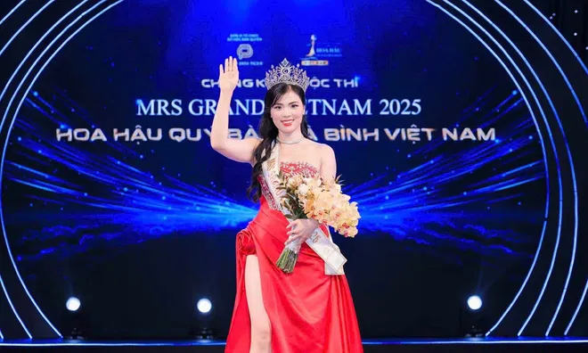 Nữ cán bộ ngành khoa học Nguyễn Thị Thưa đăng quang Mrs Grand Vietnam 2025
