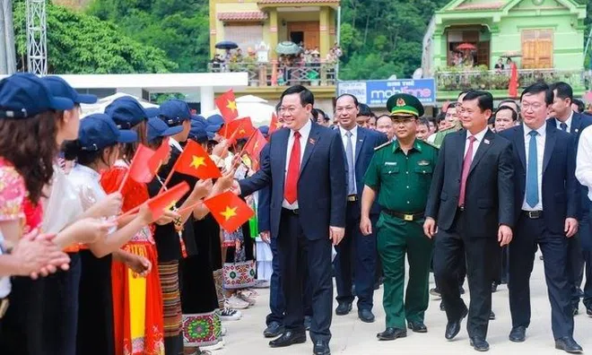Chủ tịch Quốc hội Vương Đình Huệ dự lễ khai giảng trường THPT Kỳ Sơn