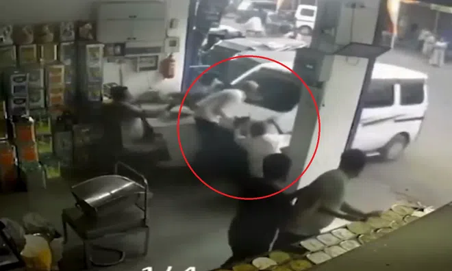 Clip: Ô tô mất lái, tông thẳng vào tiệm tạp hóa khiến 4 người bị thương