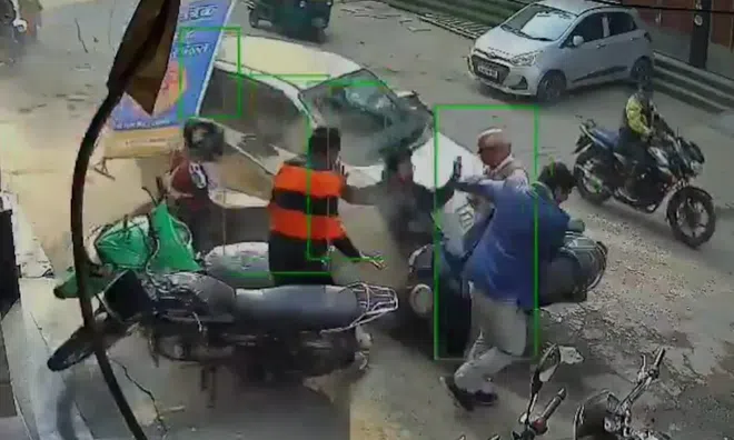 Clip: Thiếu niên 17 tuổi lái ô tô gây tai nạn kinh hoàng, kéo lê ông lão và cháu trai dưới gầm