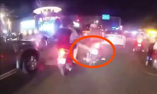 Clip: Gã đàn ông ra chân ác ý, đạp ngã xe cô gái giữa phố khiến cộng đồng mạng phẫn nộ