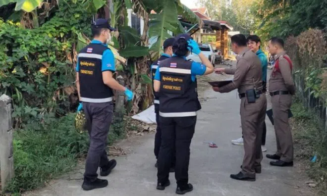 Bắt người anh trai truy sát cả nhà em gái chỉ vì tranh chấp hàng rào, cậu con trai 2 tuổi gào khóc bên thi thể mẹ