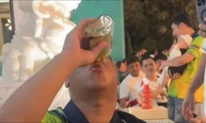 Chỉ vì 700 bảng Anh, chàng trai Thái Lan tử vong sau khi "nốc cạn" chai rượu Whisky