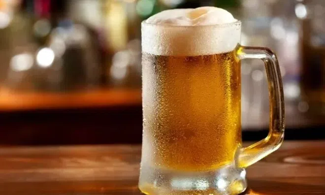 Bị sa thải vì uống bia giờ nghỉ trưa, người đàn ông được bồi thường hơn 1,3 tỷ đồng