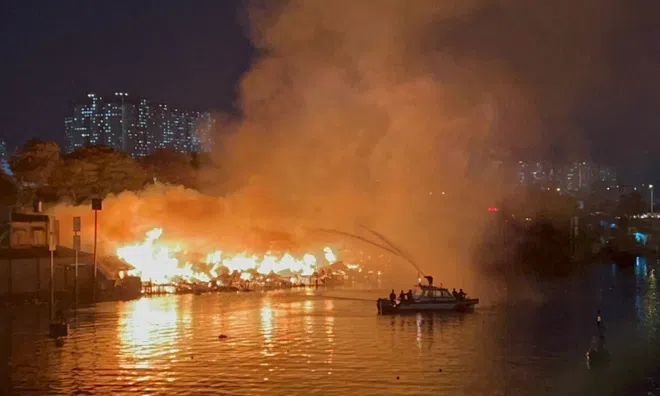 TP.HCM: Cảnh sát dùng cano chuyên dụng dập đám cháy lớn ở dãy nhà ven kênh