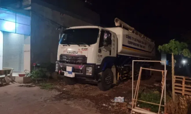 Điều tra nghi vấn cha lùi xe ô tô bất cẩn cán con trai 2 tuổi tử vong